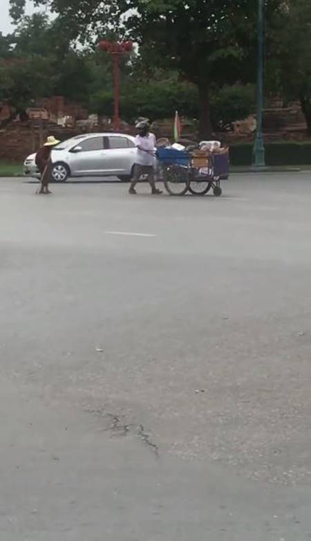 2 นักเรียนช่วยยายเข็นรถ