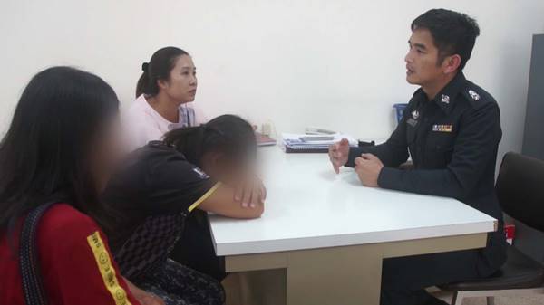 แม่สุดทน คว้าทรายละเลงหน้าลูกสาว