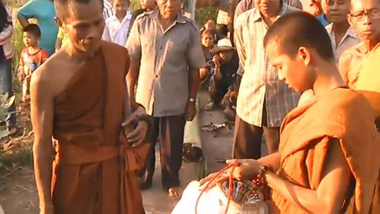 ชาวบ้านผวาผีปอบอาละวาด นิมนต์พระมาปราบจับได้ 2 แสนตัว ยัดใส่ข้อง  