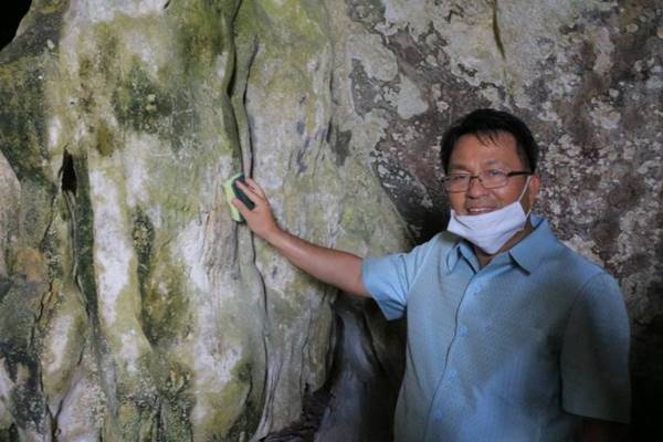 ผู้ว่าฯ พังงา ใช้แปรงขัดผนังถ้ำ 