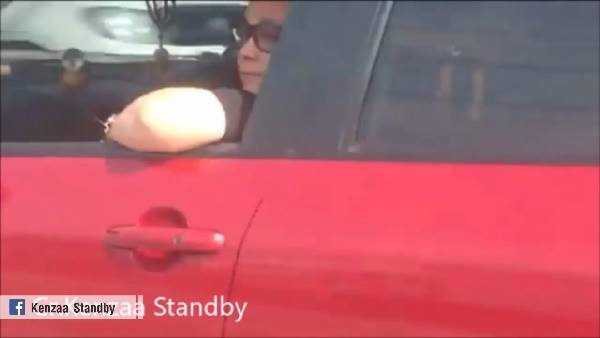 หนุ่มแว่นในเก๋งแดง