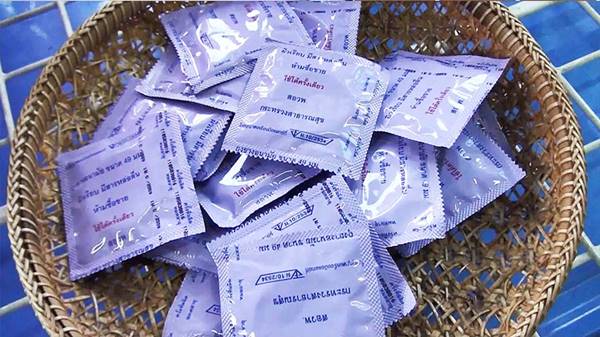 ฮือฮา ! ร้านดอกไม้ขายกุหลาบรับวาเลนไทน์ แถมถุงยางอนามัย