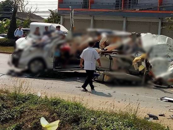 รถโม่ปูนเสียหลักพุ่งข้ามเกาะกลางถนน ชนยับ 3 คันรวด ตาย 8 เจ็บ 3