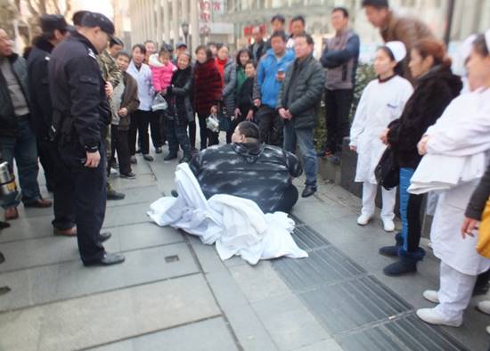 20 คนเอาไม่อยู่ หนุ่มจีนหนัก 220 กก. ลื่นล้มลุกไม่ได้ ดึงยังไงก็ไม่ขึ้น