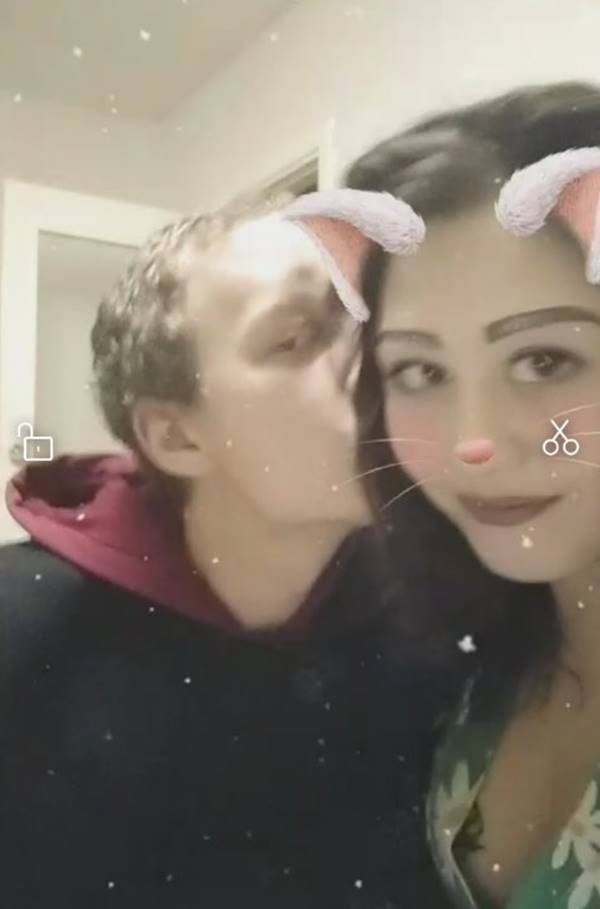 หญิงบีบคอคู่ขาดับคาเตียง 