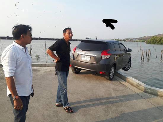 หวาดเสียว ! สาวใส่เกียร์รถผิดหวิดตกทะเล แต่งานนี้โชคดีเพราะช้อปปิ้ง