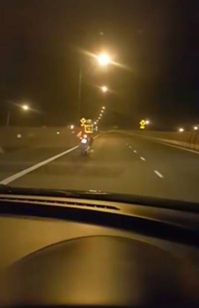 เปิดคลิปตำรวจขี่รถส่ายไปมา คล้ายคนเมา ชาวเน็ตถกกันแซ่ด เมาหรือป่วย !?