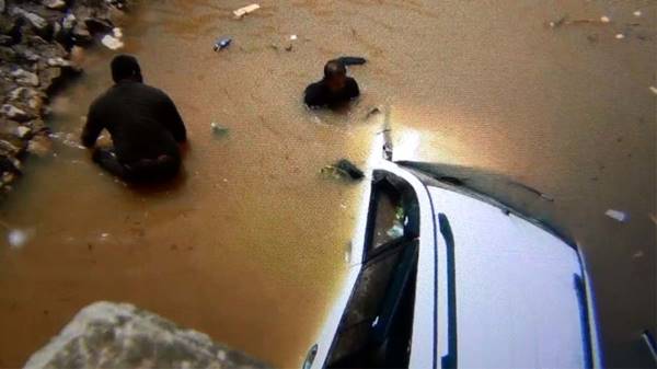 สลด ! เด็กนักเรียน ขับรถเสียหลักชนป้าย ก่อนตกคลองดับ 3 เจ็บ 4 