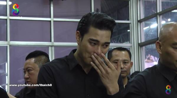 เดียร์ ลูกชาย โหน่ง ชะชะช่า ร่ำไห้ด้วยความเสียใจ ขณะกราบศพคู่กรณี 
