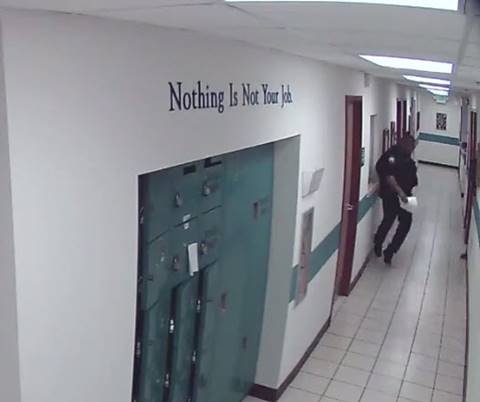 สุดอุกอาจ ! ผู้บุกรุกตัวร้ายจู่โจมโรงพัก ทำตำรวจผวาหนัก 