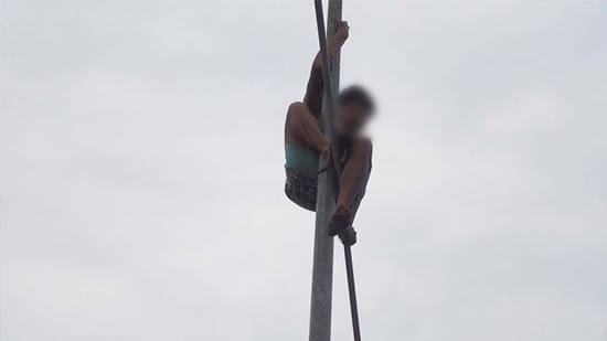 หนุ่มคลั่งปีนเสาไฟฟ้า บอก 