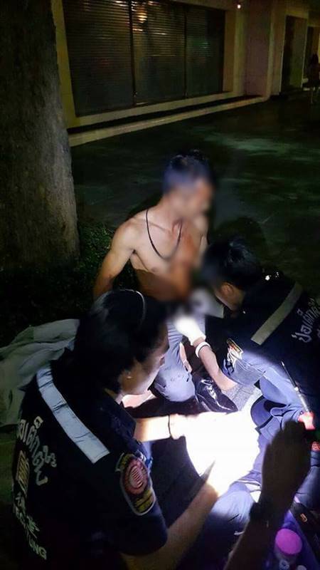 เด็กแว้นโชว์ห้าว ตำรวจเรียกเตือนไม่ฟัง ขี่มอเตอร์ไซค์ปาดหน้า-ควักมีดแทงกะเอาตาย