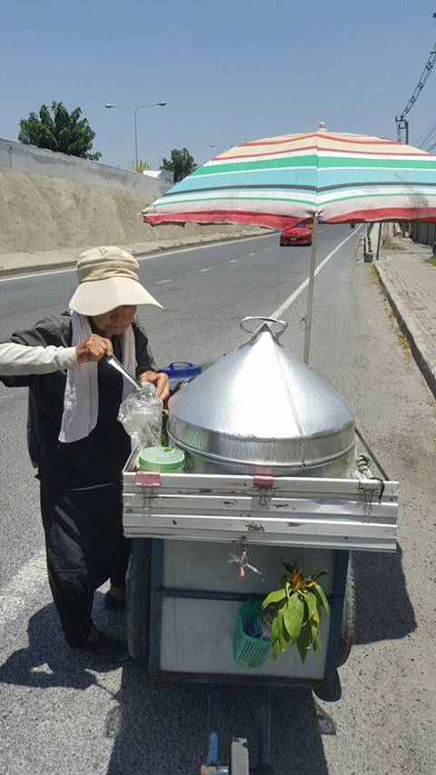 สาวโพสต์ภาพคุณยายสู้ชีวิต เข็นขนมขายกลางแดดเปรี้ยง ชาวเน็ตแห่ถามพิกัด อยากอุดหนุน