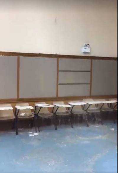 นักศึกษา ม. ดัง ระทึก ฝนตกหนักทำฝ้าร่วง...ไม่อยากจะคิดถ้ามีคนนั่งอยู่ 