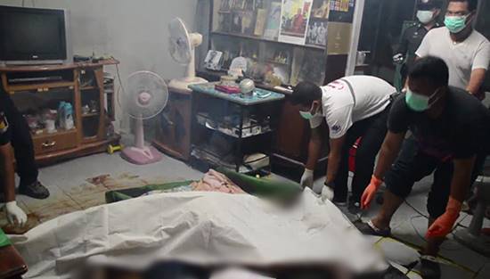 สุดปวดใจ...แม่ป่วยอัมพาต นอนเฝ้าศพลูกเริ่มเน่านาน 7 วัน ไม่ได้กินข้าว 