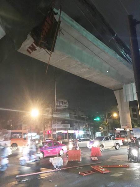 นั่งร้านเหล็ก จุดก่อสร้างรถไฟฟ้าสายสีน้ำเงิน