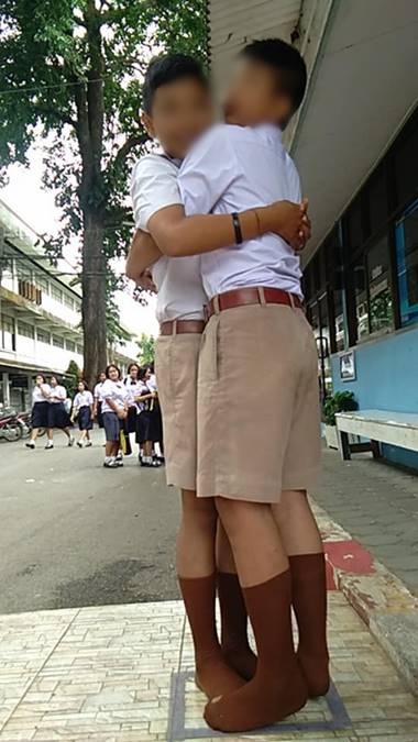 คลิปครูลงโทษให้นักเรียนกอด-หอมกัน 