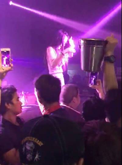 ใบเตย เพลงที่มีงู โดนปาน้ำแข็งใส่หน้า