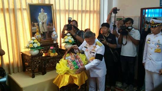 ในหลวง ร.10 มอบกระเช้าชื่นชมพนักงาน ขสมก. 