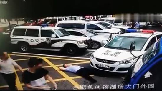 พุ่งตัวไปนอนใต้ล้อรถ