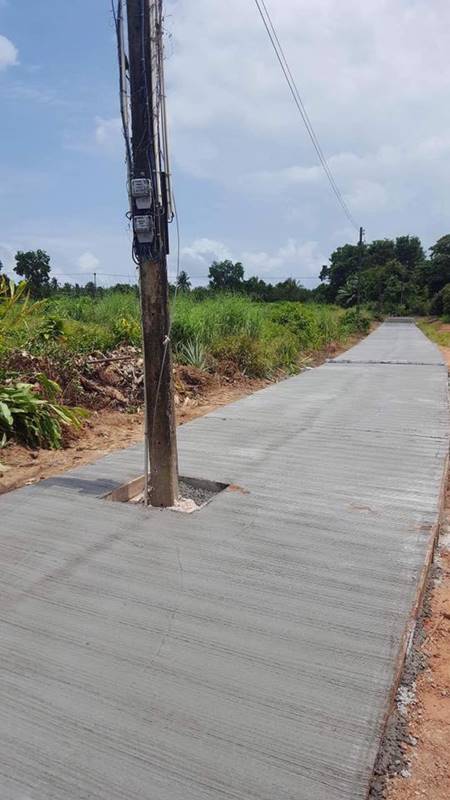 เทคอนกรีตทำถนน แต่ไม่ย้ายเสาไฟ