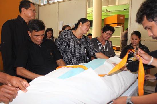 แม่ร่ำไห้รับศพ น.ศ.อุเทนถวาย