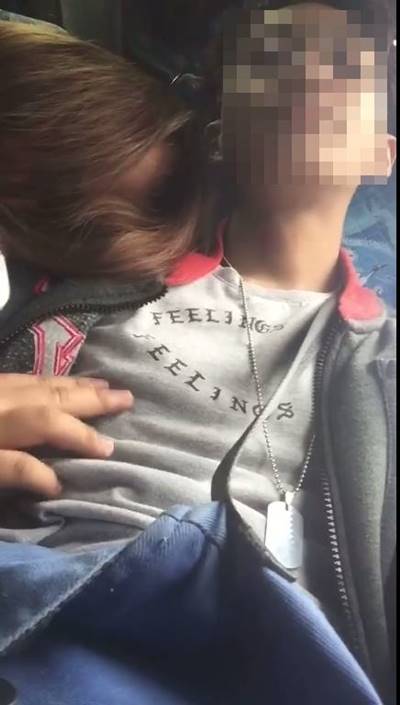 สาวลวนลามบนรถทัวร์