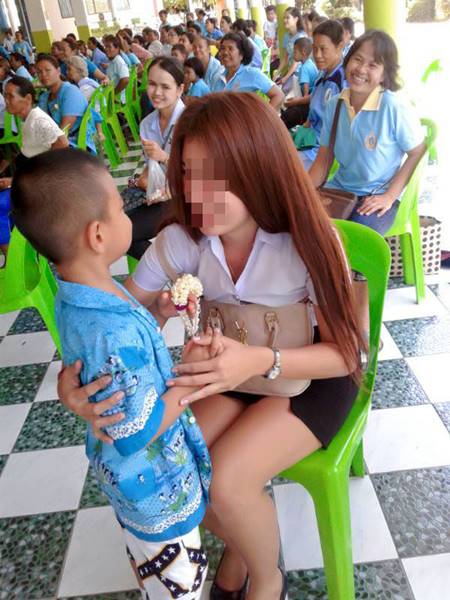 คุณแม่นักศึกษาร่วมงานวันแม่ที่โรงเรียน