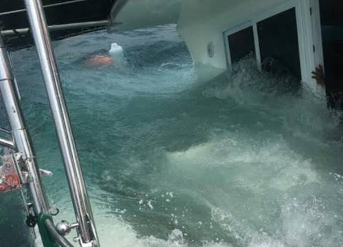 เรือนำเที่ยวล่มกลางทะเลพัทยา 