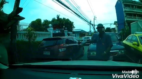 ลุงขับรถสวนเลนชักมีดขู่สาว