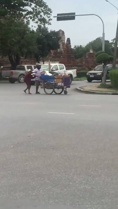 2 นักเรียนช่วยยายเข็นรถ