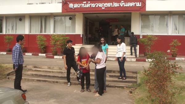 แม่สุดทน คว้าทรายละเลงหน้าลูกสาว