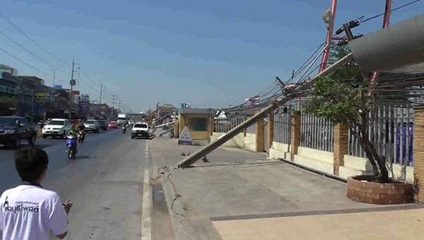 รถบรรทุก 18 ล้อ ขับเกี่ยวสายไฟ 