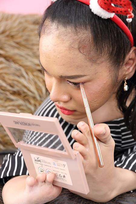 ฝ้าย สาวพิการไร้แขน