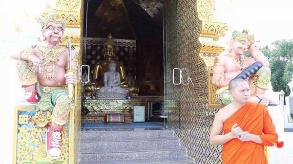 วัดเชียงใหม่ สร้างรูปปั้นยักษ์ใส่รองเท้าผ้าใบยี่ห้อดัง-ทำมือบอกรัก