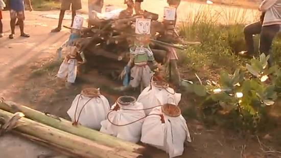 ชาวบ้านผวาผีปอบอาละวาด นิมนต์พระมาปราบจับได้ 2 แสนตัว ยัดใส่ข้อง  