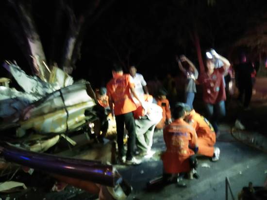 รถทัวร์ชนกับรถ 18 ล้อ