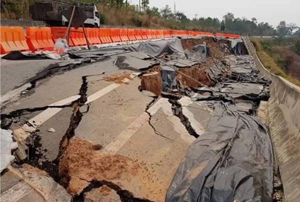 ถนนทรุด