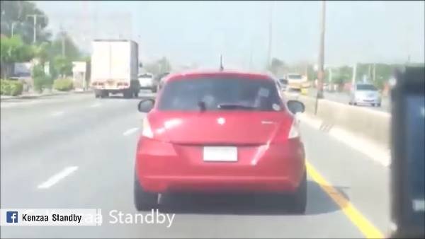 หนุ่มแว่นในเก๋งแดง