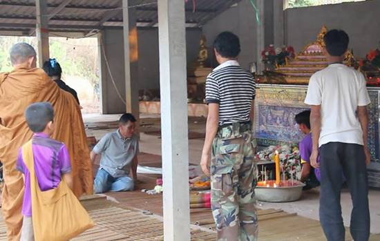 หนุ่มสวนยาง น้อยใจ ห้ามเมียสักคิ้ว แต่ไม่ฟัง ซดยาฆ่าแมลงดับ