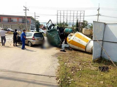 รถโม่ปูนเสียหลักพุ่งข้ามเกาะกลางถนน ชนยับ 3 คันรวด ตาย 8 เจ็บ 3