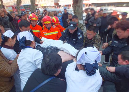 20 คนเอาไม่อยู่ หนุ่มจีนหนัก 220 กก. ลื่นล้มลุกไม่ได้ ดึงยังไงก็ไม่ขึ้น