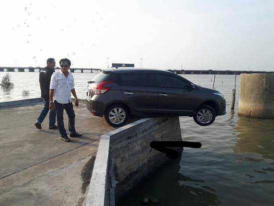หวาดเสียว ! สาวใส่เกียร์รถผิดหวิดตกทะเล แต่งานนี้โชคดีเพราะช้อปปิ้ง