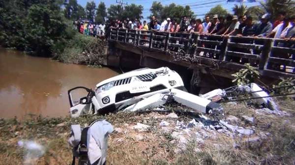 สลด ! เด็กนักเรียน ขับรถเสียหลักชนป้าย ก่อนตกคลองดับ 3 เจ็บ 4 