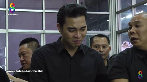 เดียร์ ลูกชาย โหน่ง ชะชะช่า ร่ำไห้ด้วยความเสียใจ ขณะกราบศพคู่กรณี 