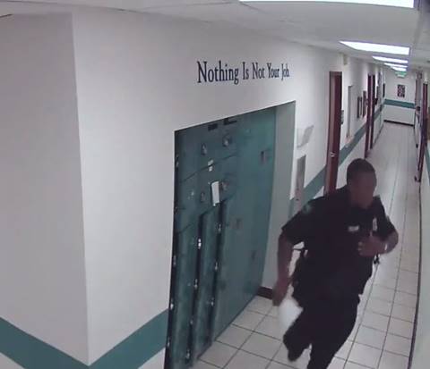 สุดอุกอาจ ! ผู้บุกรุกตัวร้ายจู่โจมโรงพัก ทำตำรวจผวาหนัก 