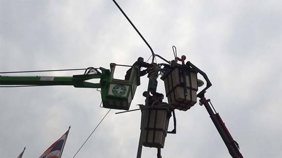 หนุ่มคลั่งปีนเสาไฟฟ้า บอก 