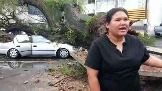 ระทึก ! ฟ้าผ่าเปรี้ยงใส่ต้นมะขาม 2 ครั้งซ้อน หักโค่นทับรถจนแบนแต๋ดแต๋