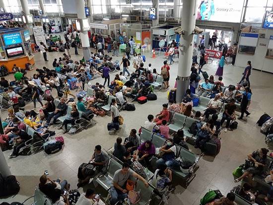 คนแห่กลับบ้านสงกรานต์ทะลักหมดชิต ตกค้างนับหมื่น-เร่งจัดรถเสริมแล้ว