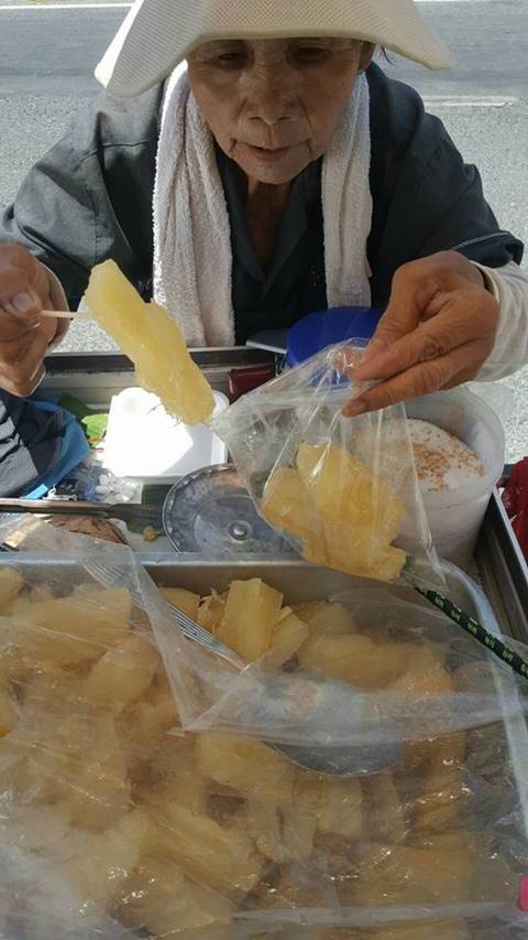 สาวโพสต์ภาพคุณยายสู้ชีวิต เข็นขนมขายกลางแดดเปรี้ยง ชาวเน็ตแห่ถามพิกัด อยากอุดหนุน